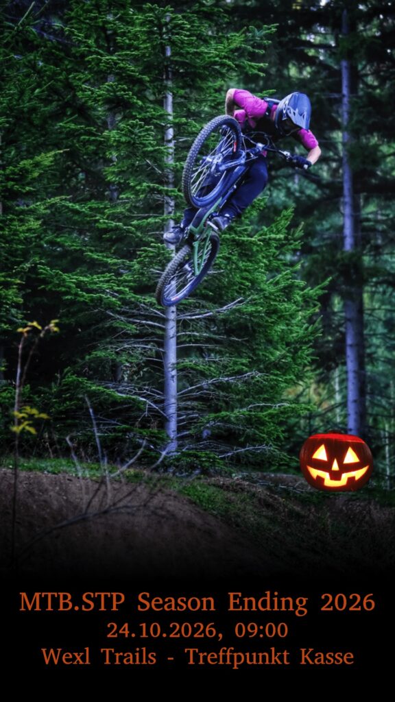 Ein Mountainbiker springt, im Hintergrund sieht man Nadelbäume, im Vordergrund steht ein hineinretouchierter, leuchtender Halloween-Kürbis. Text am Bild: MTB.STP Season Ending 2026, 24.10.2026, 9:00, Wexl Trails - Treffpunkt Kasse